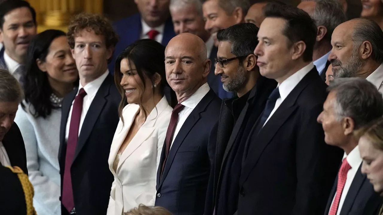 Les grands patrons de la Tech étaient présents à la cérémonie d'investiture de Donald Trump, le 20 janvier 2025. De gauche à droite, Mark Zuckerberg (Meta), Jeff Bezos (Amazon), Sundar Pichai (Google) et Elon Musk (Tesla, SpaceX). (SIPA)